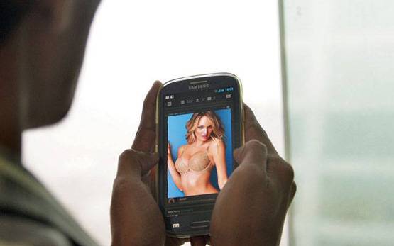 पोर्न स्टार बनाने का झांसा दे घर बुलाकर करता था न्यूड फोटोशूट