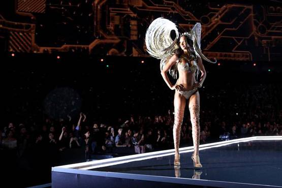 मॉडल ने पहनी ₹15 करोड़ की ब्रा, जानें क्या है इसमें खास