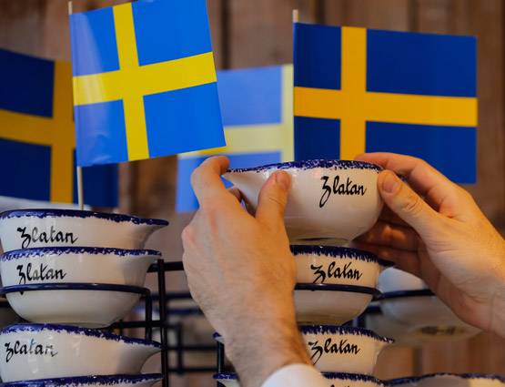 यहां दुकानें नहीं लेतीं कैश, नगदी मांगने पर लोग करते हैं शक