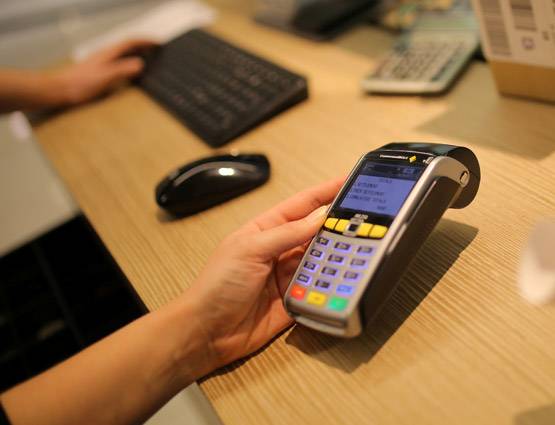 यहां दुकानें नहीं लेतीं कैश, नगदी मांगने पर लोग करते हैं शक