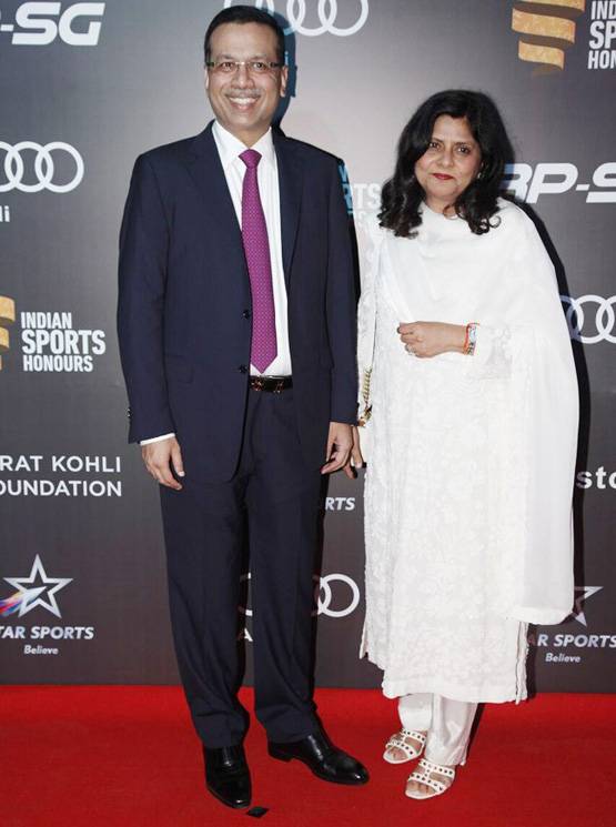 रेड कारपेट पर चमके सितारे, हाथ में हाथ डाले दिखे विराट-अनुष्‍का