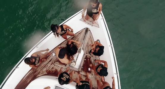 एक दुनिया यह भीः अज्ञात टापू पर चल रहा है अय्याशी का पागलपन