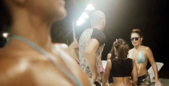 एक दुनिया यह भीः अज्ञात टापू पर चल रहा है अय्याशी का पागलपन