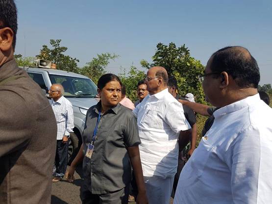 चीख रहे थे कार में फंसे लोग, काफिला छोड़ मदद करने भागे शरद पवार