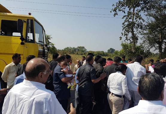 चीख रहे थे कार में फंसे लोग, काफिला छोड़ मदद करने भागे शरद पवार