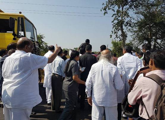 चीख रहे थे कार में फंसे लोग, काफिला छोड़ मदद करने भागे शरद पवार