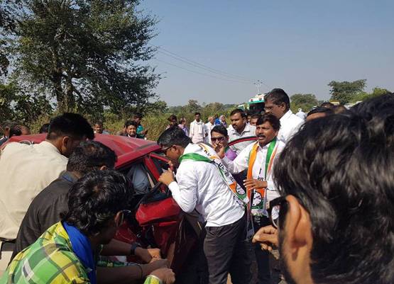 चीख रहे थे कार में फंसे लोग, काफिला छोड़ मदद करने भागे शरद पवार