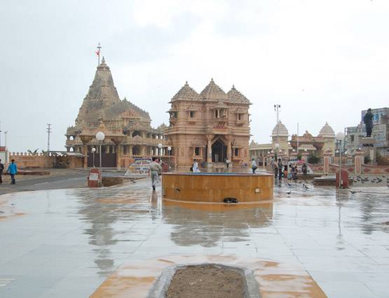 गजनवी के 17 हमले झेलकर भी खड़ा है सोमनाथ मंदिर