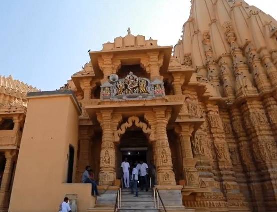 गजनवी के 17 हमले झेलकर भी खड़ा है सोमनाथ मंदिर