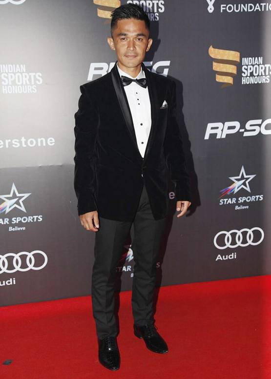 रेड कारपेट पर चमके सितारे, हाथ में हाथ डाले दिखे विराट-अनुष्‍का