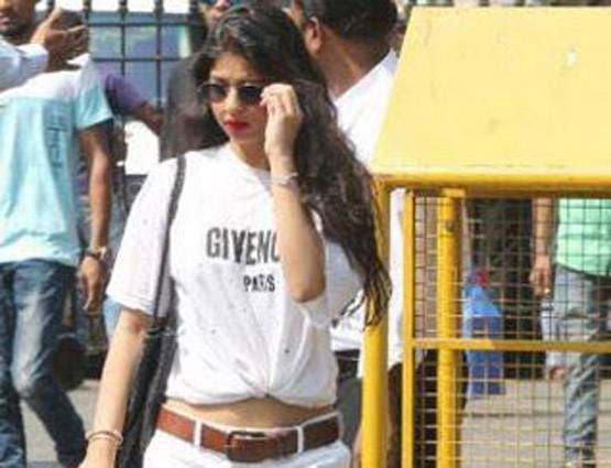 इंटरनेट की नई सनसनी हैं सुहाना खान, पहनती हैं 52 हजार का टीशर्ट