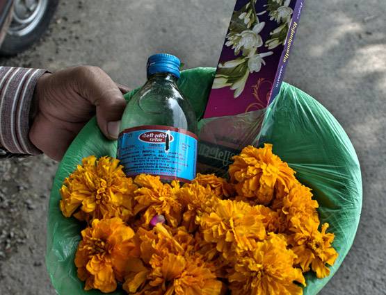 शनि की चार चीजें जिनसे कम होंगे शनि के कष्ट