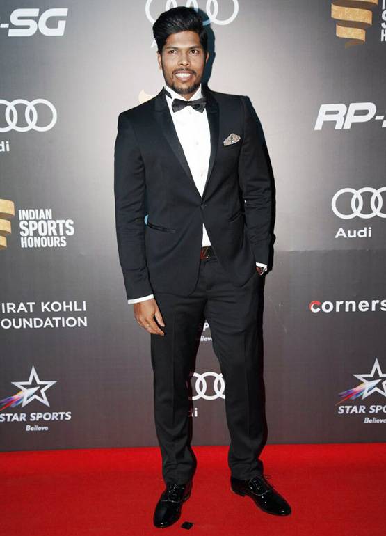 रेड कारपेट पर चमके सितारे, हाथ में हाथ डाले दिखे विराट-अनुष्‍का