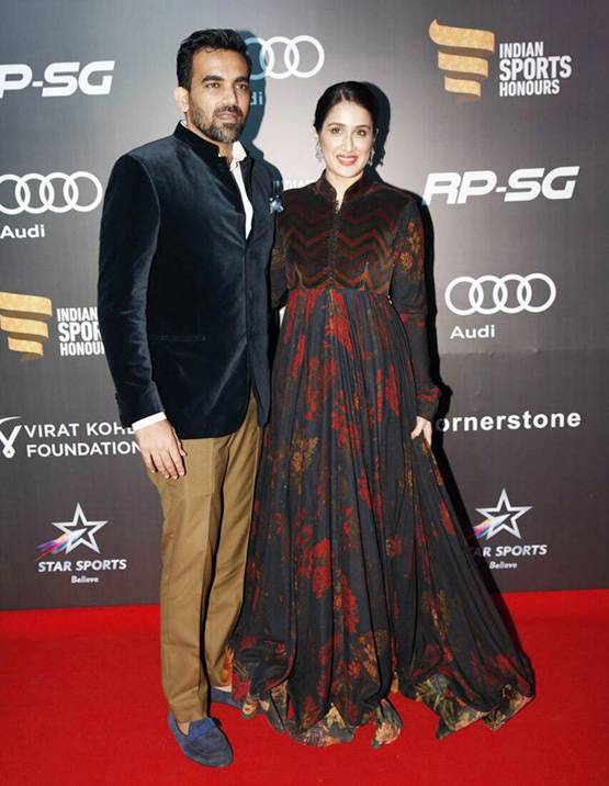 रेड कारपेट पर चमके सितारे, हाथ में हाथ डाले दिखे विराट-अनुष्‍का