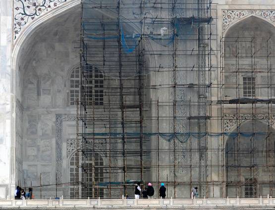 ताजमहल का रंग पड़ रहा है पीला, मुल्तानी मिट्टी से चमकाने की कोशिश