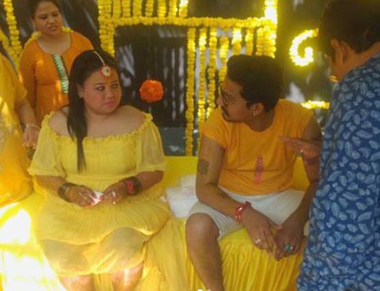 हल्दी सेरेमनी में गाउन में दिखीं भारती, देखें PHOTOS