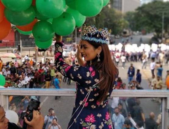 PHOTOS: मुंबई के बाद दिल्ली में मानुषी छिल्लर का रोड शो, उमड़े लोग