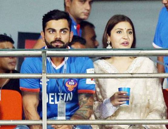 जब क्रिकेट के मैदान में विराट के लिए दिखा अनुष्का का ऐसा प्यार