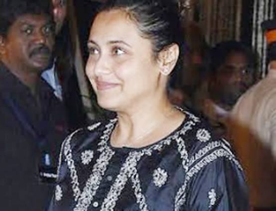 शशि की प्रेयर मीट में जुटा बॉलीवुड, हाथ जोड़े खड़ा रहा बेटा