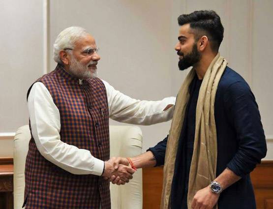 PM मोदी को न्योता देने पहुंचे कोहली, ब्लू सूट में नजर आईं अनुष्का