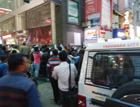 सलमान पर भड़के लोग, 'टाइगर जिंदा है' के शो में तोड़फोड़