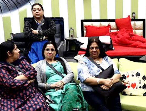 बिग बॉस में रोईं आकाश की मां, कहा- बेटे पर कमेंट करने वाले दुश्मन