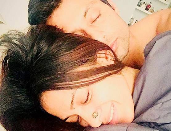 सोशल मीडिया पर पति के साथ टीवी एक्ट्रेस की रोमांटिक तस्वीरें VIRAL