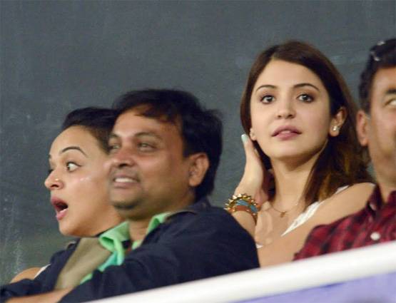 जब क्रिकेट के मैदान में विराट के लिए दिखा अनुष्का का ऐसा प्यार