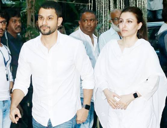 शशि की प्रेयर मीट में जुटा बॉलीवुड, हाथ जोड़े खड़ा रहा बेटा