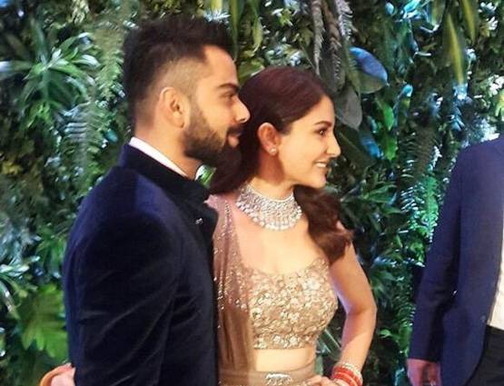रिसेप्शन पार्टी में विराट-अनुष्का का ऐसा है लुक, देखें हर अंदाज