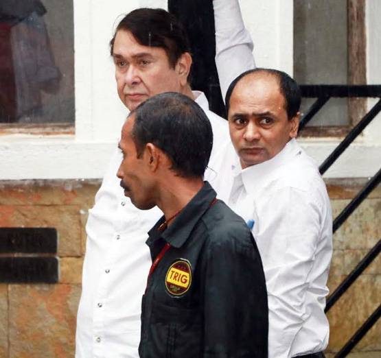 PHOTOS: शशि कपूर के अंतिम दर्शन को पहुंचे ये बॉलीवुड सितारे