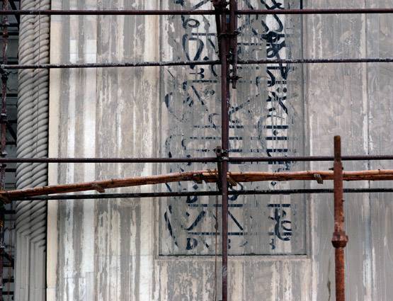 ताजमहल का रंग पड़ रहा है पीला, मुल्तानी मिट्टी से चमकाने की कोशिश