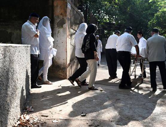 अंतिम संस्कार का हिंदू तरीका अपनाने को क्यों मजबूर हैं पारसी