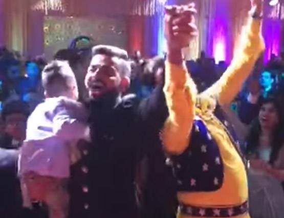 विराट संग शिखर का धमाल, जब मुंह में नोट दबाकर नाचीं अनुष्का