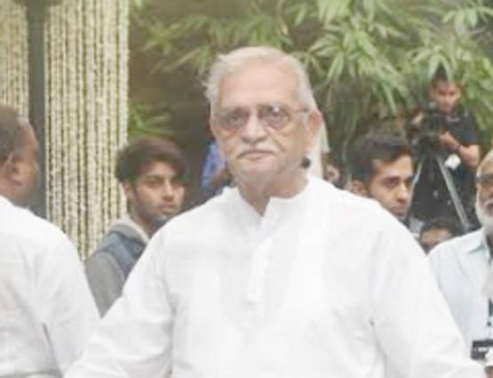 शशि की प्रेयर मीट में जुटा बॉलीवुड, हाथ जोड़े खड़ा रहा बेटा