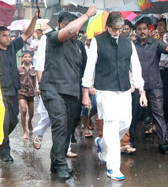 PHOTOS: शशि कपूर के अंतिम दर्शन को पहुंचे ये बॉलीवुड सितारे