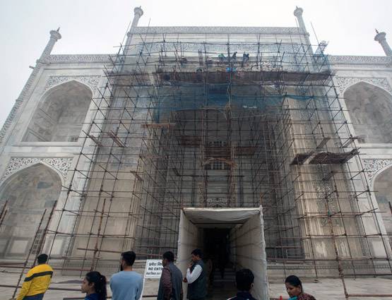 ताजमहल का रंग पड़ रहा है पीला, मुल्तानी मिट्टी से चमकाने की कोशिश