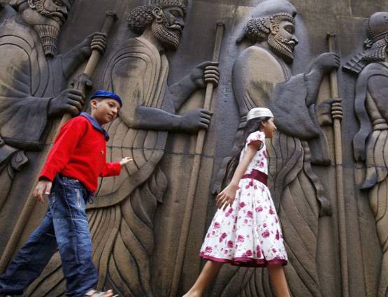 अंतिम संस्कार का हिंदू तरीका अपनाने को क्यों मजबूर हैं पारसी