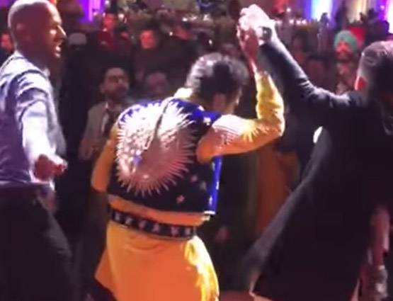 विराट संग शिखर का धमाल, जब मुंह में नोट दबाकर नाचीं अनुष्का