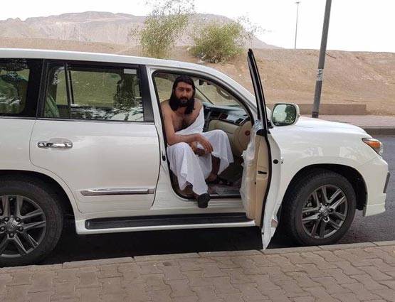 गोल्ड, हथियार, जंगली चीते... पाक के जफर का शाही अंदाज़ देख दंग रह जाएंगे