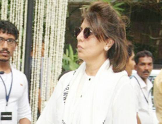 शशि की प्रेयर मीट में जुटा बॉलीवुड, हाथ जोड़े खड़ा रहा बेटा