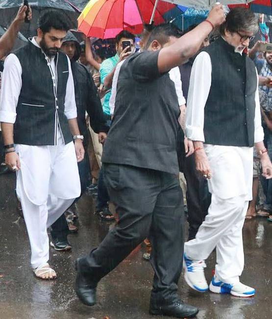 PHOTOS: शशि कपूर के अंतिम दर्शन को पहुंचे ये बॉलीवुड सितारे