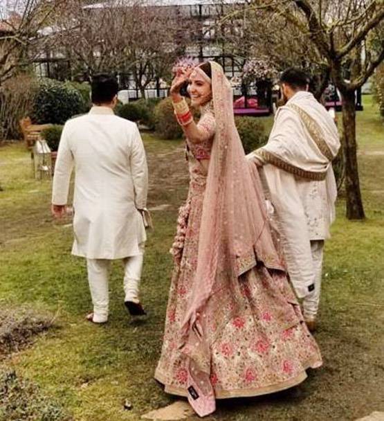 PHOTOS : यहां देखें विराट-अनुष्का की शादी का पूरा अलबम
