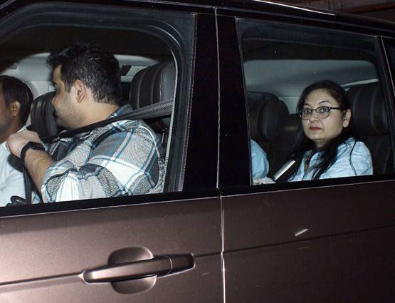 PHOTOS: मुंबई लौटा अनुष्का का परिवार, लेकिन कहां हैं VIRUSHKA