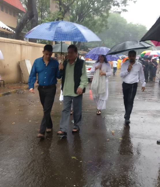 PHOTOS: शशि कपूर के अंतिम दर्शन को पहुंचे ये बॉलीवुड सितारे