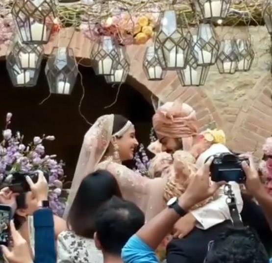 शनि मंदिर के पुजारी ने कराई विराट-अनुष्का की शादी