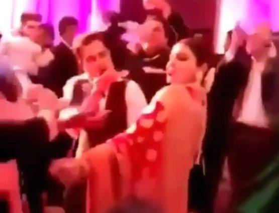 विराट संग शिखर का धमाल, जब मुंह में नोट दबाकर नाचीं अनुष्का