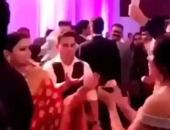 विराट संग शिखर का धमाल, जब मुंह में नोट दबाकर नाचीं अनुष्का