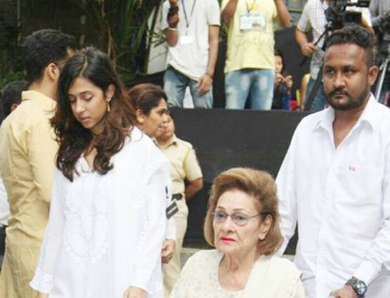 शशि की प्रेयर मीट में जुटा बॉलीवुड, हाथ जोड़े खड़ा रहा बेटा