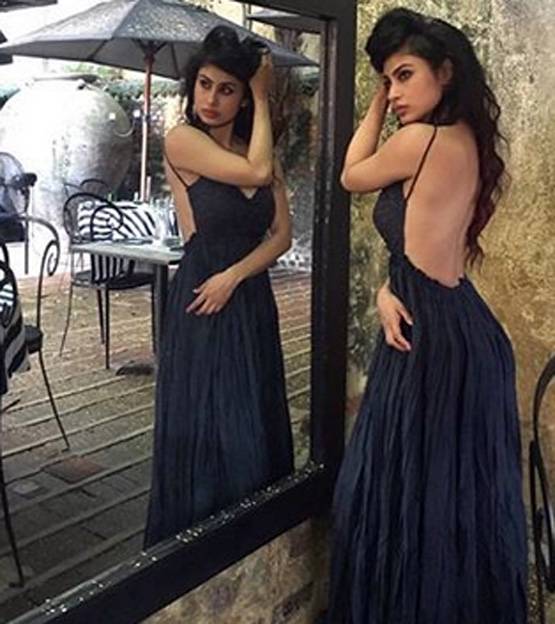 मौनी रॉय को है ब्लैक कलर से Obsession, ये तस्वीरें हैं सबूत